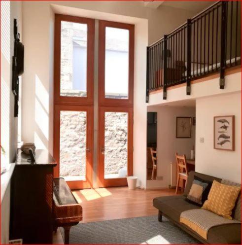 Central Mezzanine Apartment In Historic School EDI Exterior photo