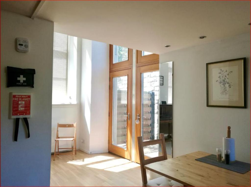 Central Mezzanine Apartment In Historic School Edinburgh Exterior photo