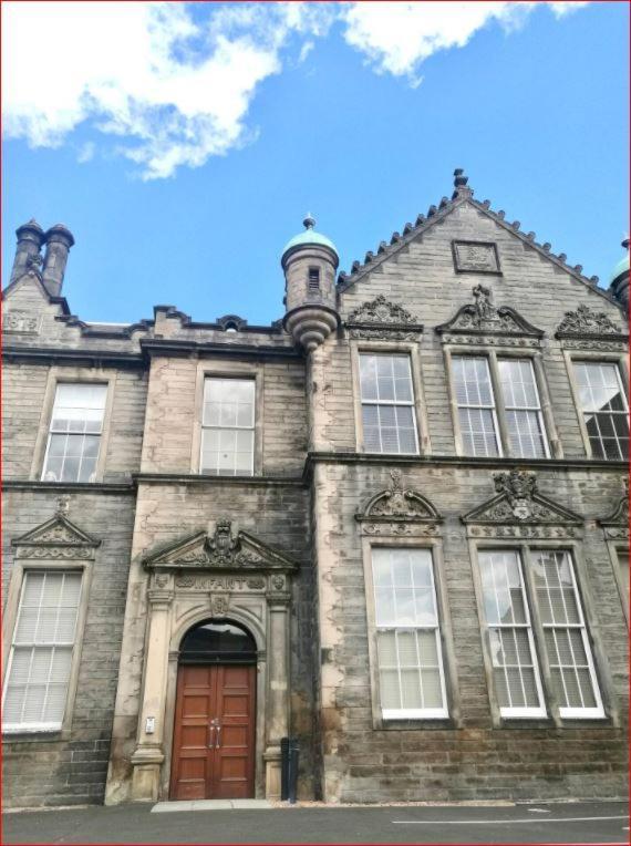Central Mezzanine Apartment In Historic School Edinburgh Exterior photo